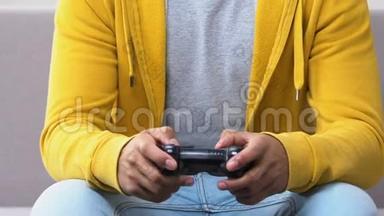 非裔美国人在沙发上放松，<strong>沉迷</strong>于玩电子游戏，休闲