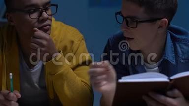 两个精疲力竭的大学生晚上在图书馆学习，准备考试