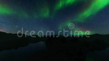 蓝色背景上的北灯。 北部景观。 夜晚五彩缤纷的风景。 自然景观。 挪威特罗姆瑟