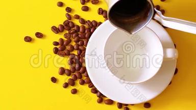 在玻璃杯中倒入热浓咖啡来煮咖啡。 用黑咖啡把它放在咖啡豆上的顶部