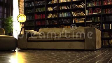 <strong>内部</strong>有<strong>图书馆</strong>，漂亮的绒面沙发和木制地板。