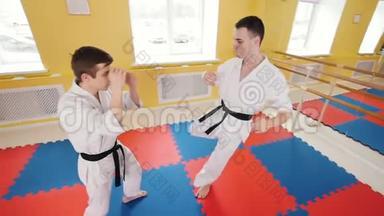 两个男人训练他们的合气道技能。 训练他们的战斗。 保护免受腿部撞击，并将对手投掷在