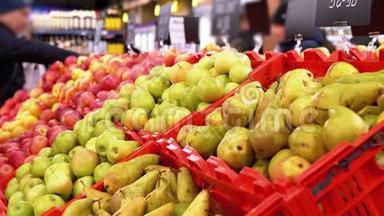 超市橱窗上的标价水果和路过的购物者。