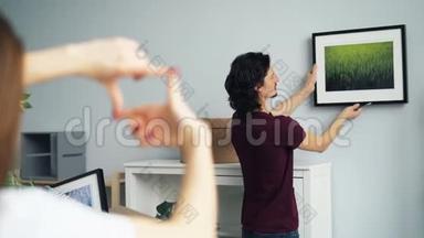 当女朋友用手指做画框的时候，男人会地方拍照