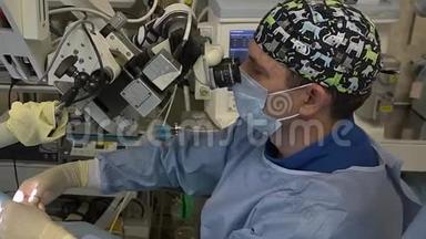 用手术显微镜对耳鼻喉科器官进行显微手术的男外科医生。医学创新技术