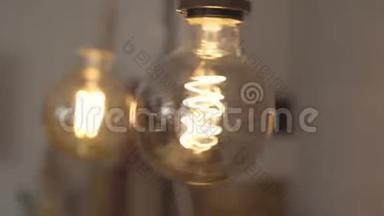 钨灯灯泡灯特写.. 现代家居的光、理念、电的概念。