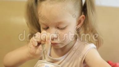 小女孩<strong>小辫</strong>子吃酸奶，婴儿食品用乳制品