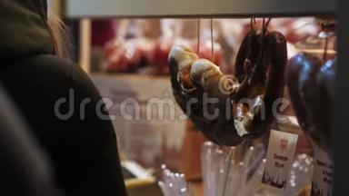 商店橱窗里的椒盐卷饼。 圣诞节街头美食和美食