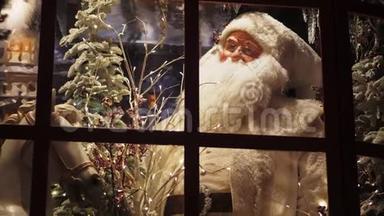 玩具圣诞老人<strong>作为</strong>一个真正的人在商店的橱窗里