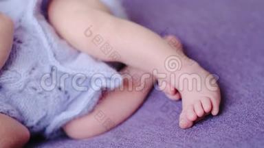 新生儿躺在床上的特写镜头