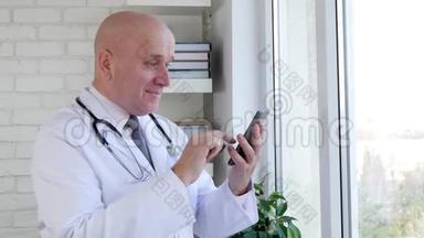 医院柜子里的医生在手机上看到好消息打手势表示高兴