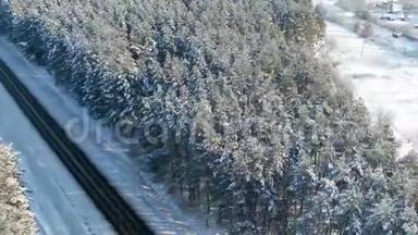 冬季景观，道路及积雪覆盖树木.. 林间公路的鸟瞰图.. 雪树枝的景色