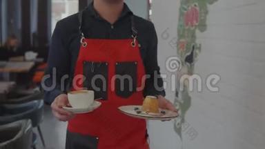 服务员正拿着咖啡和甜点给男顾客，摆在桌子上