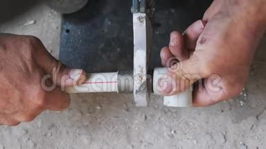 管道工手焊塑料管管.. 用烙铁、焊锡、焊锡、塑胶金属管进行修补。 建设概念