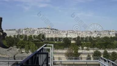 在阳光明媚的一天，巴黎的Tuileries花园的全景。 左至右盘<strong>实时</strong>建立射击