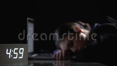 穿西装的女士<strong>深夜</strong>睡在笔记本电脑上，<strong>工作</strong>量很大