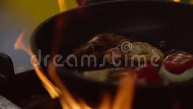厨师用平底锅在明火上加热海鲜