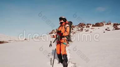 雪中有滑雪杆的女登山者望着旁边，挺直了眼镜，欣赏着雪景。
