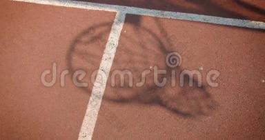 球场室外篮球球被扔进篮筐的阴影特写