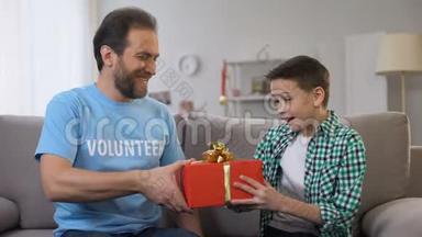 青年志愿者送男孩生日礼物，孤儿社会适应，关爱