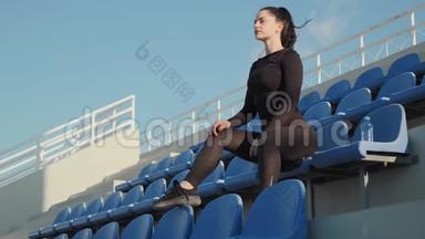 早睡<strong>早起</strong>的年轻黑发女郎坐在蓝色的椅子上，在海滩上慢动作放松
