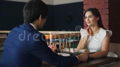 一位年轻漂亮的女士在餐馆约会时收到男朋友的求婚信，她既高兴又惊讶