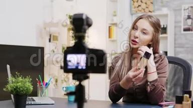 美容师录下一段有关护肤品的视频