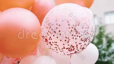 粉色空气气球。 粉红气球女孩假日。