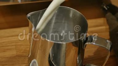 咖啡师把牛奶从一个透明的大到金属牛奶罐