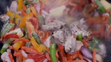 混合蔬菜与禽肉高清视频-美味午餐煎锅特写镜头