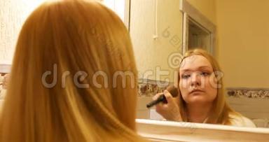 那个女孩正在整理她的化妆