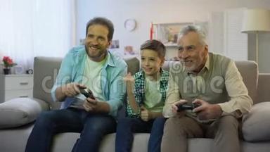克里特男孩为爸爸和爷爷玩电子游戏欢呼，业余时间，爱好
