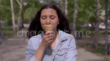 美丽的女孩在炎热的夏天吃冰淇淋