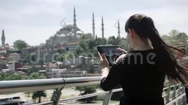 女游客站在石碑上拍照，美丽的城市景色。 土耳其