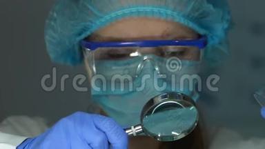 有经验的化学家，用放大镜检查<strong>沉积</strong>物上的培养皿蓝粉末