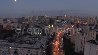 夜间基辅和卡普塔尔市的汽车交通，春季时间Drone4K航班