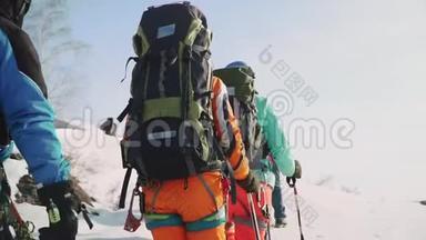 一队登山队员背着装备在雪山上<strong>前行</strong>