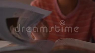 小女孩阅读和翻书页。 女学生在阅读时手指沿着页面移动。