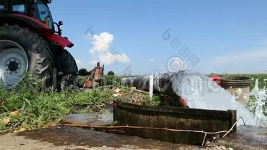 拖拉机水泵进行防洪灌溉.