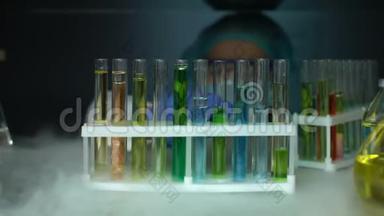 生物学家<strong>打开冰箱</strong>，用绿色植物将液体滴入试管，生物燃料
