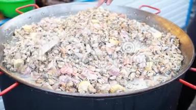 烤盘的布鲁塞尔。 户外海鲜烧烤.. 野餐健康食品，贝壳里的贻贝。 大量的贻贝壳在大范围内烹饪