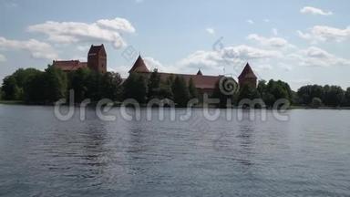 在温暖的夏日，乘坐游艇航行于立陶宛历史<strong>悠</strong>久的特拉凯城堡。 加尔维斯湖夏季<strong>活</strong>动