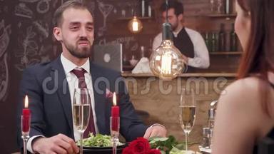 年轻女子约男友在浪漫的晚宴上结婚