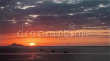 美丽的日出在海上私人游艇上拍摄日落圣托里尼