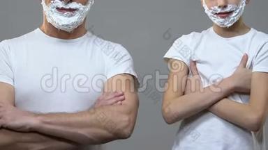 男孩和爷爷<strong>双手交叉</strong>，脸上刮起泡沫，男人的传统