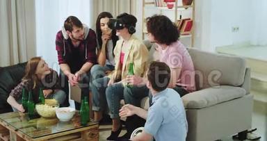 家庭聚会客厅多民族朋友喝啤酒，用VR探索虚拟世界，女士用VR