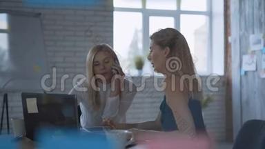 两个严肃的女人在现代办公室谈判<strong>电话会议</strong>