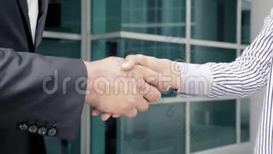 握手-商人握手。 男女握手的特写