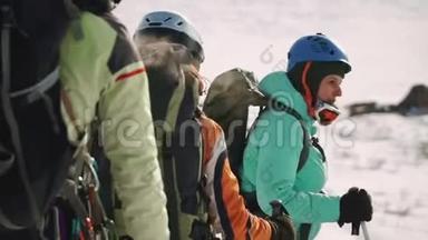 一群登山者在一座雪山上，<strong>一路</strong>上谈笑风生