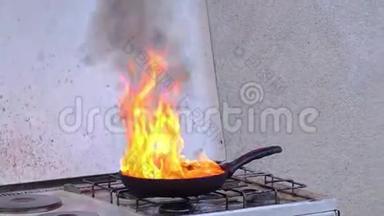 厨房火灾演示，用火炬点燃锅中的热脂肪